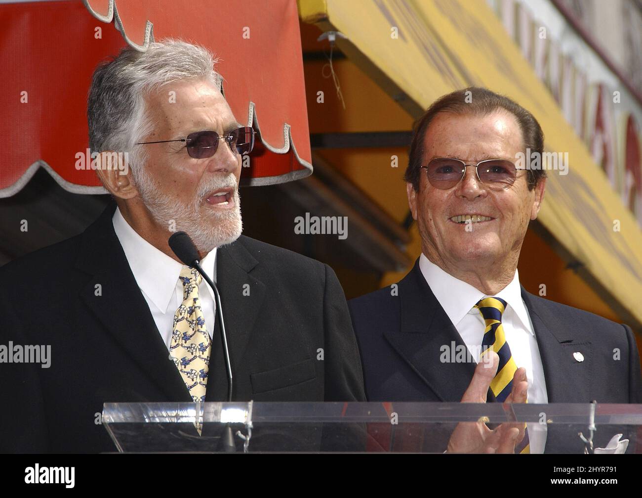 David Hedison nimmt an der Hollywood Walk of Fame Star Ceremony von Roger Moore Teil. Stockfoto