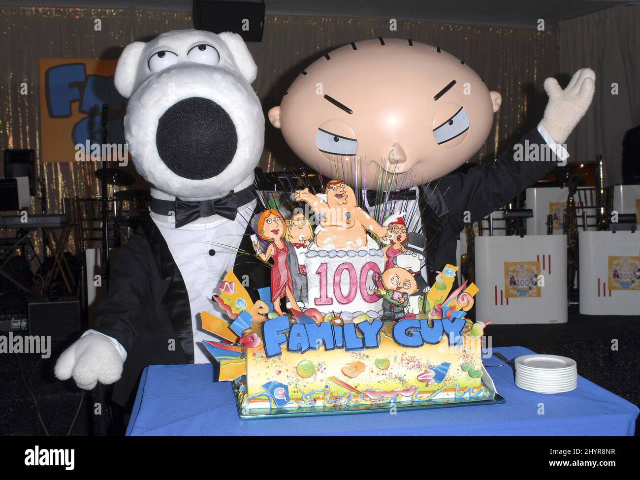 Brian Griffin und Stewie Griffin nehmen an der „Family Guy“ 100. Episode Party im Social Hollywood in Los Angeles Teil. Stockfoto