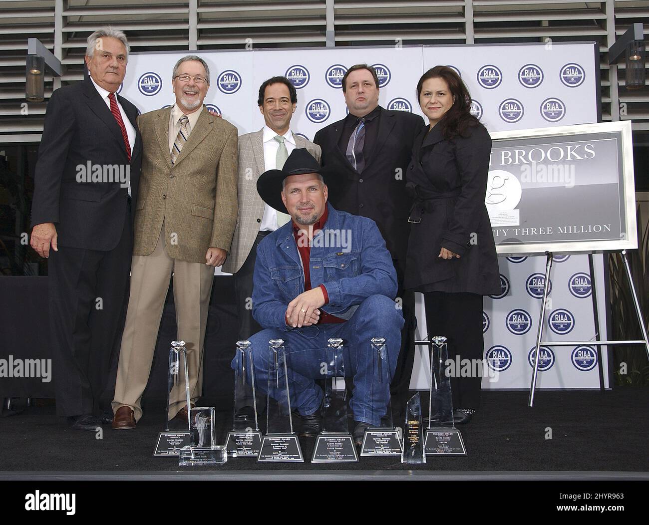 Garth Brooks hat bei einer Zeremonie vor dem Capitol Records Building in Hollywood von der Recording Industry of America Association die Nummer 1 des Selling Solo Artist in US History gewählt. Stockfoto