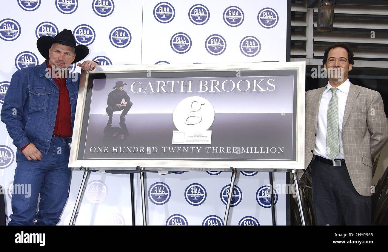 Garth Brooks hat bei einer Zeremonie vor dem Capitol Records Building in Hollywood von der Recording Industry of America Association die Nummer 1 des Selling Solo Artist in US History gewählt. Stockfoto
