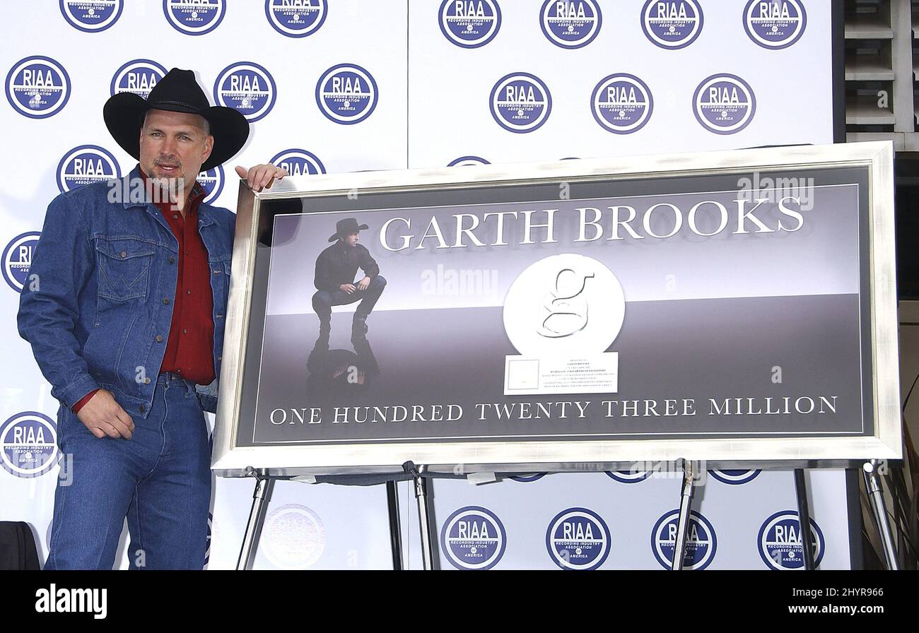 Garth Brooks hat bei einer Zeremonie vor dem Capitol Records Building in Hollywood von der Recording Industry of America Association die Nummer 1 des Selling Solo Artist in US History gewählt. Stockfoto