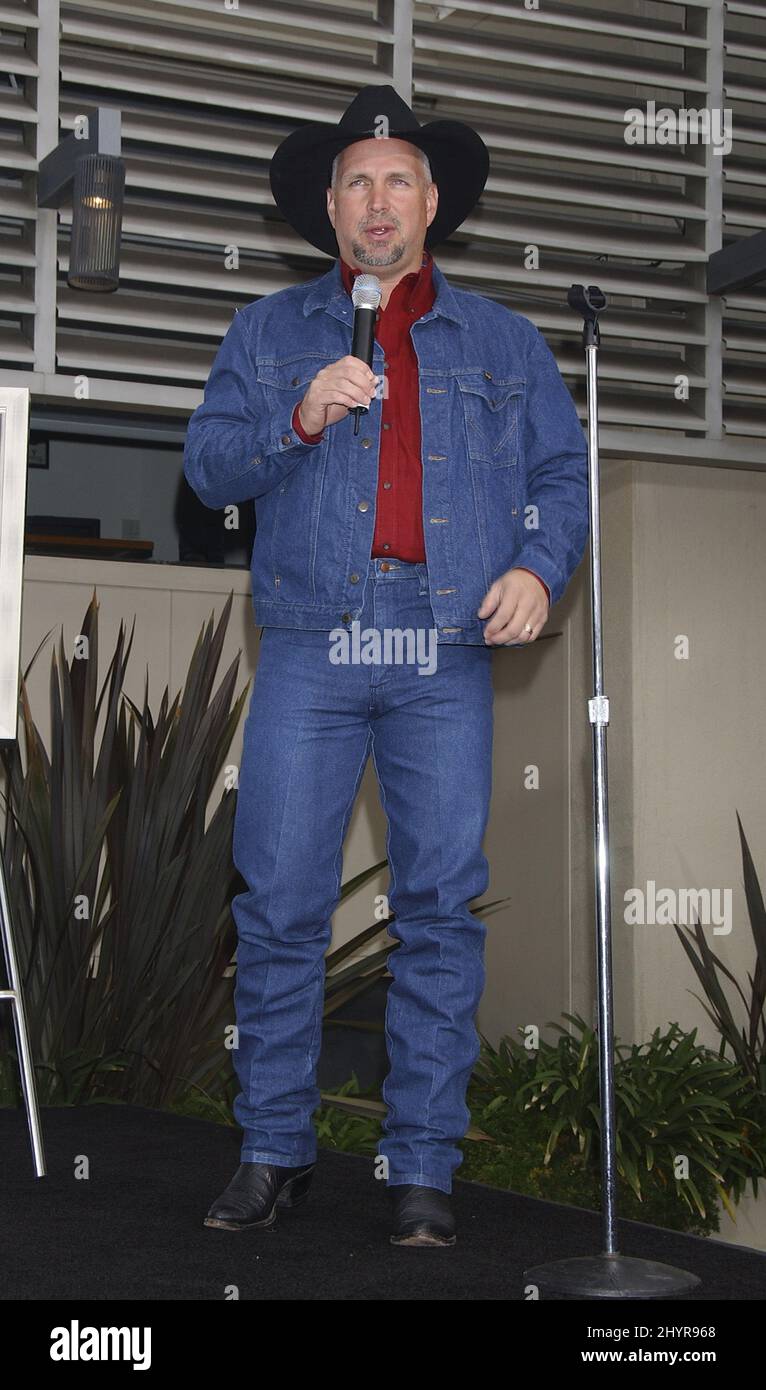 Garth Brooks hat bei einer Zeremonie vor dem Capitol Records Building in Hollywood von der Recording Industry of America Association die Nummer 1 des Selling Solo Artist in US History gewählt. Stockfoto