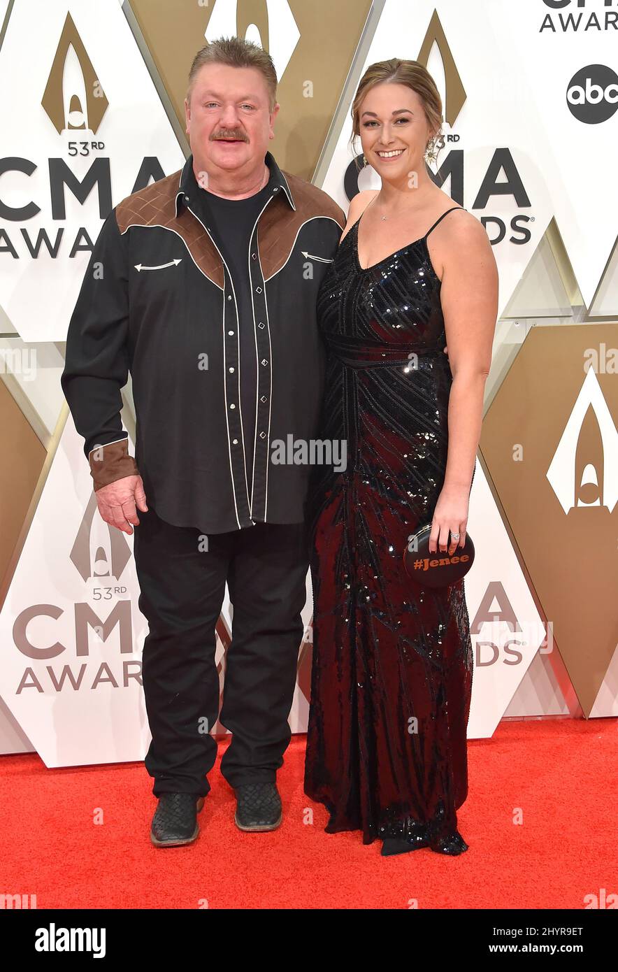 Der Country-Sänger Joe Diffie verstirbt am 29. März 2020 im Alter von 62 Jahren nach Komplikationen aufgrund des Coronavirus. Joe Diffie bei der Ankunft zu den jährlichen CMA Awards 53., die am 13. November 2019 in der Bridgestone Arena in Nashville, TN, abgehalten wurden. Arroyo-OConnor/ AFF-USA.COM Stockfoto
