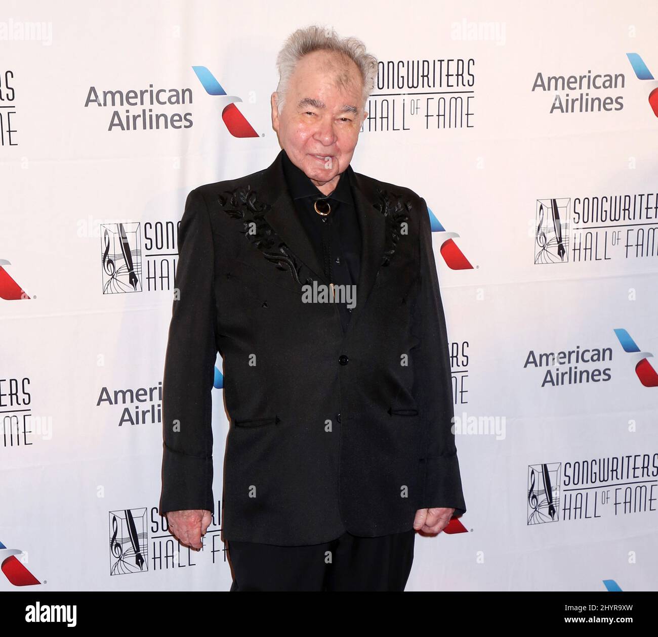 Der amerikanische Country-Folk-Sänger und -Songwriter John Price verstirbt am 7. April 2020 mit 73 Jahren, nachdem er an Komplikationen durch das Coronavirus erkrankt war. John Prine nimmt an der jährlichen Gala zur Einführung und Verleihung der Songwriters Hall of Fame 50. Teil, die am 13. Juni 2019 im Marriott Marquis Hotel in New York City, NY, stattfand Stockfoto