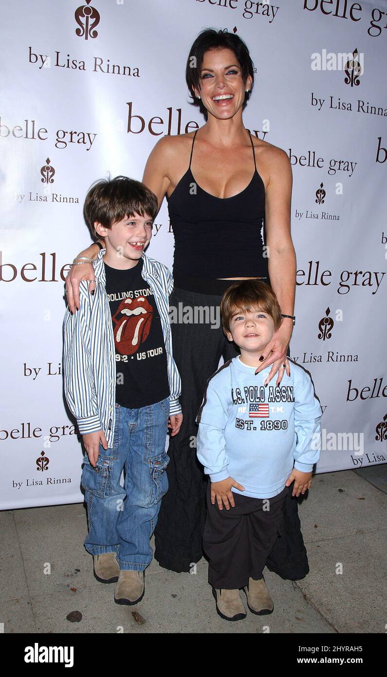 Lesli Kay mit den Söhnen Alec und Jackson bei der Belle Grey von Lisa Rinna große Wiedereröffnung in Studio City, CA. Stockfoto