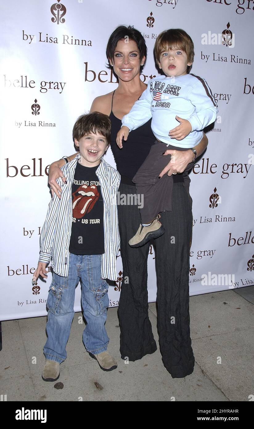 Lesli Kay mit den Söhnen Alec und Jackson bei der Belle Grey von Lisa Rinna große Wiedereröffnung in Studio City, CA. Stockfoto