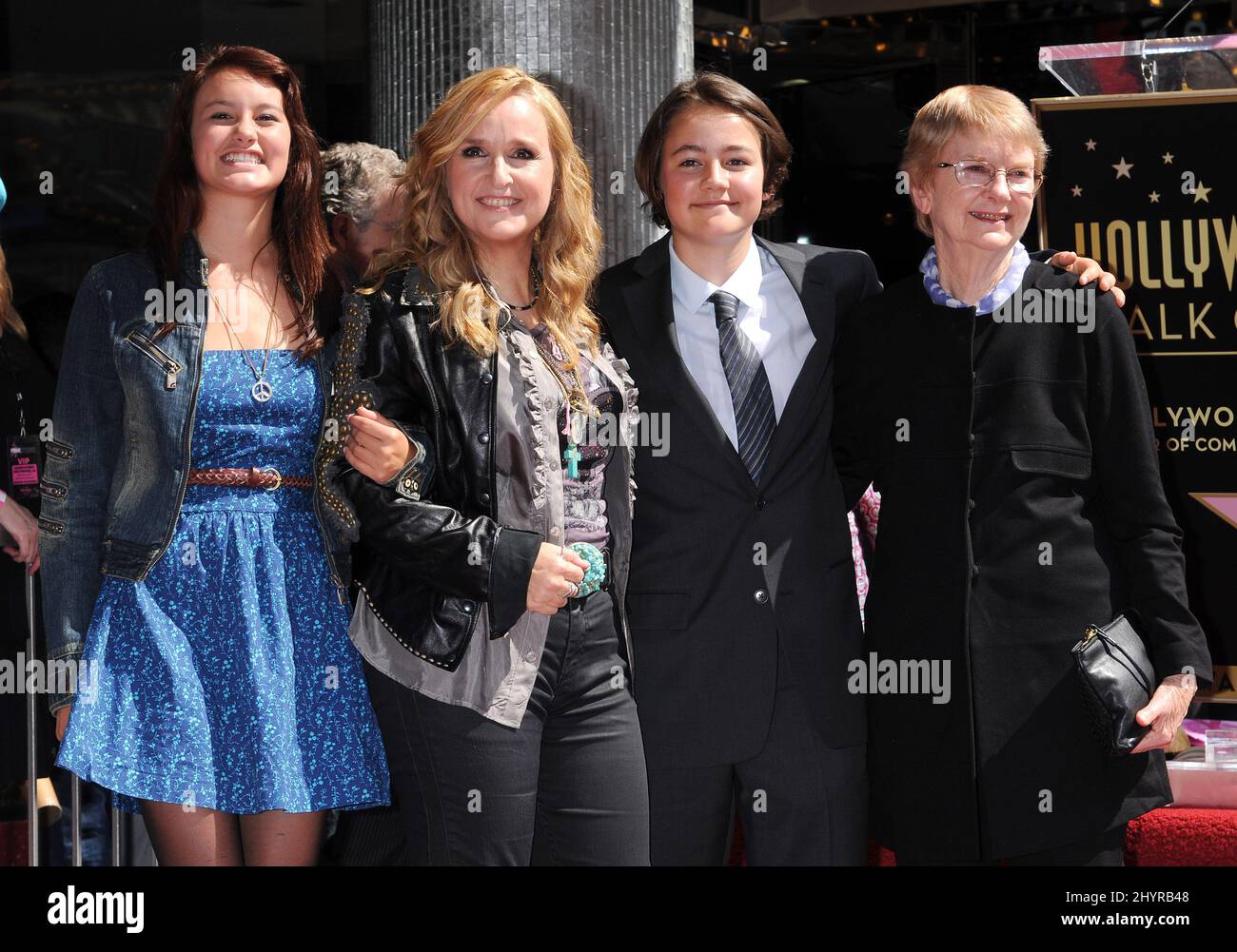 Beckett Cypher, der 21-jährige Sohn von Melissa Etheridge und Ex-Frau Julie Cypher, starb heute. Der Musiker David Crosby war sein biologischer Vater. 27. September 2011 Hollywood, Ca. Melissa Etheridge mit Tochter Bailey, Sohn Beckett und Mutter Edna Melissa Etheridge Hollywood Walk of Fame Star Ceremony Stockfoto