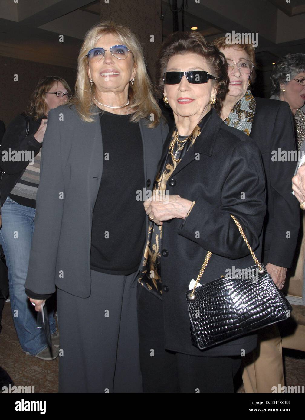 Nancy Sinatra und Nancy Barbato bei einer Vorschau auf Frank Sinatras US-Briefmarke im Beverly Hilton Hotel in Los Angeles. Stockfoto