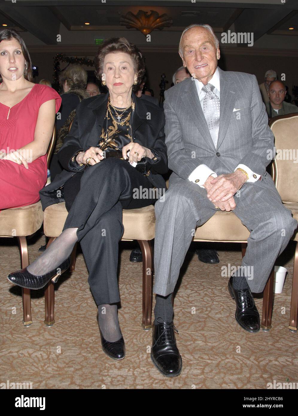 Nancy Barbato und A.C. Lyles bei einer Vorschau von Frank Sinatras US-Briefmarke im Beverly Hilton Hotel in Los Angeles. Stockfoto