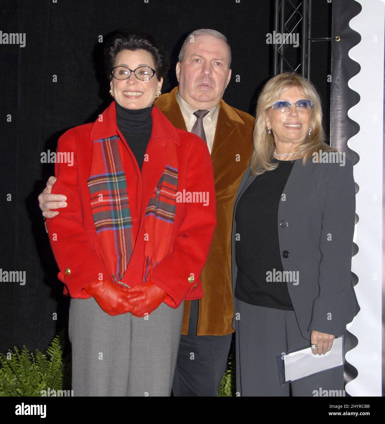 Frank Sinatra Jr., Nancy Sinatra und Tina Sinatra bei einer Vorschau von Frank Sinatras US-Briefmarke im Beverly Hilton Hotel in Los Angeles. Stockfoto