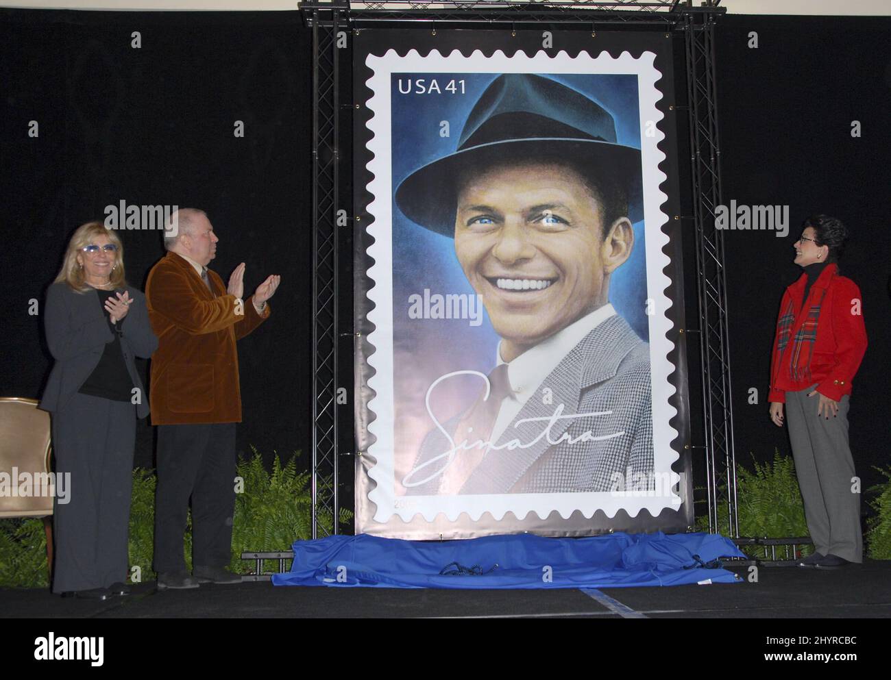 Frank Sinatra Jr., Nancy Sinatra und Tina Sinatra bei einer Vorschau von Frank Sinatras US-Briefmarke im Beverly Hilton Hotel in Los Angeles. Stockfoto