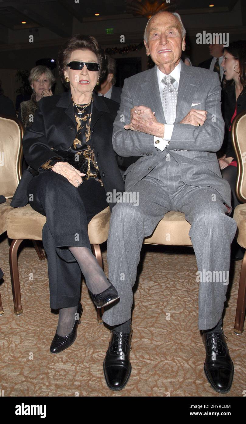 Nancy Barbato und A.C. Lyles bei einer Vorschau von Frank Sinatras US-Briefmarke im Beverly Hilton Hotel in Los Angeles. Stockfoto