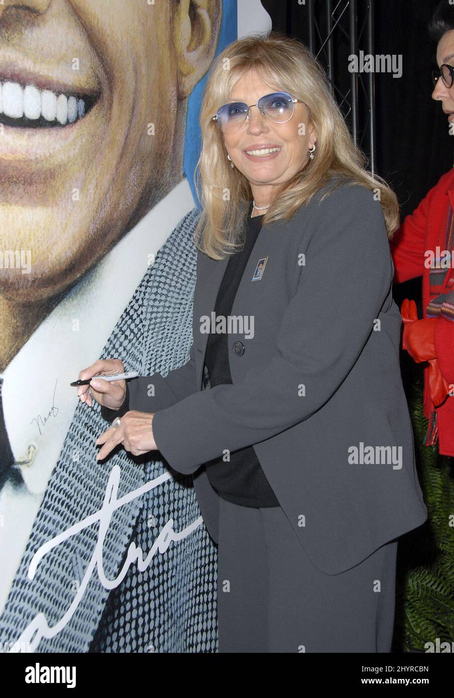 Nancy Sinatra bei einer Vorschau von Frank Sinatras US-Briefmarke im Beverly Hilton Hotel in Los Angeles. Stockfoto