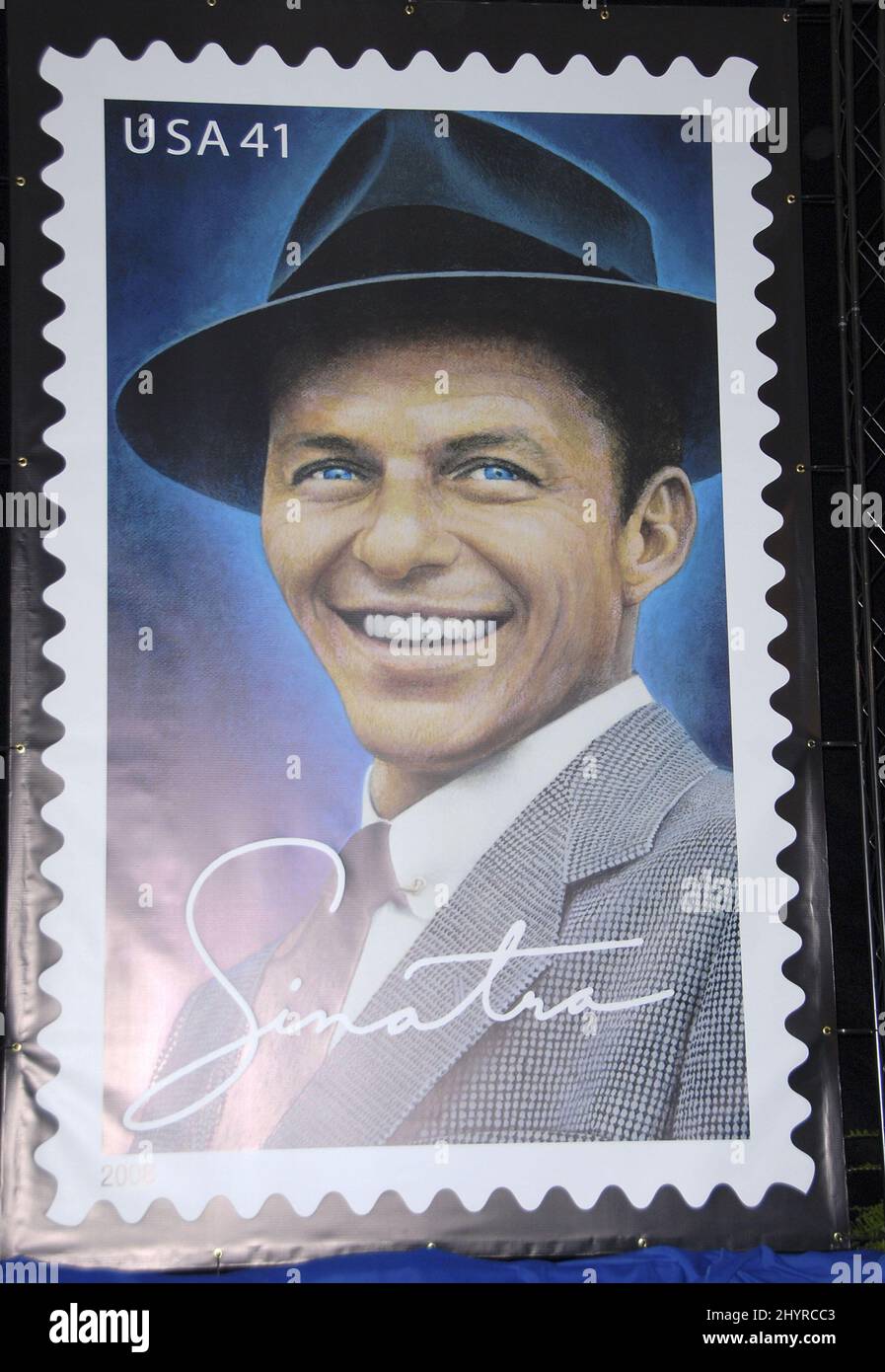 Eine Vorschau auf Frank Sinatras US-Briefmarke im Beverly Hilton Hotel in Los Angeles. Stockfoto