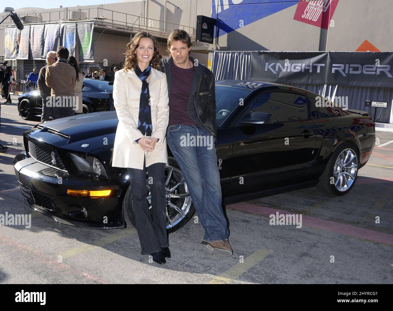 Deanna Russo und Justin Brüning von der Knight Rider-Besetzung präsentieren einen personalisierten KITT Mustang in den NBC Studios, Los Angeles Stockfoto
