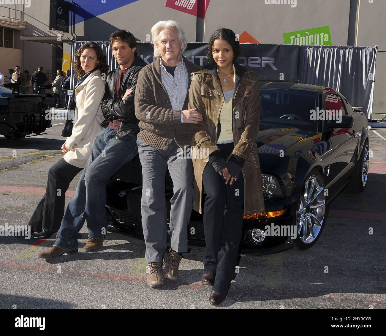 Justin Bruening, Deanna Russo, Bruce Davidson und Sydney Tamiia Poitier von der Knight Rider Cast präsentieren einen maßgeschneiderten KITT Mustang in den NBC Studios, Los Angeles Stockfoto