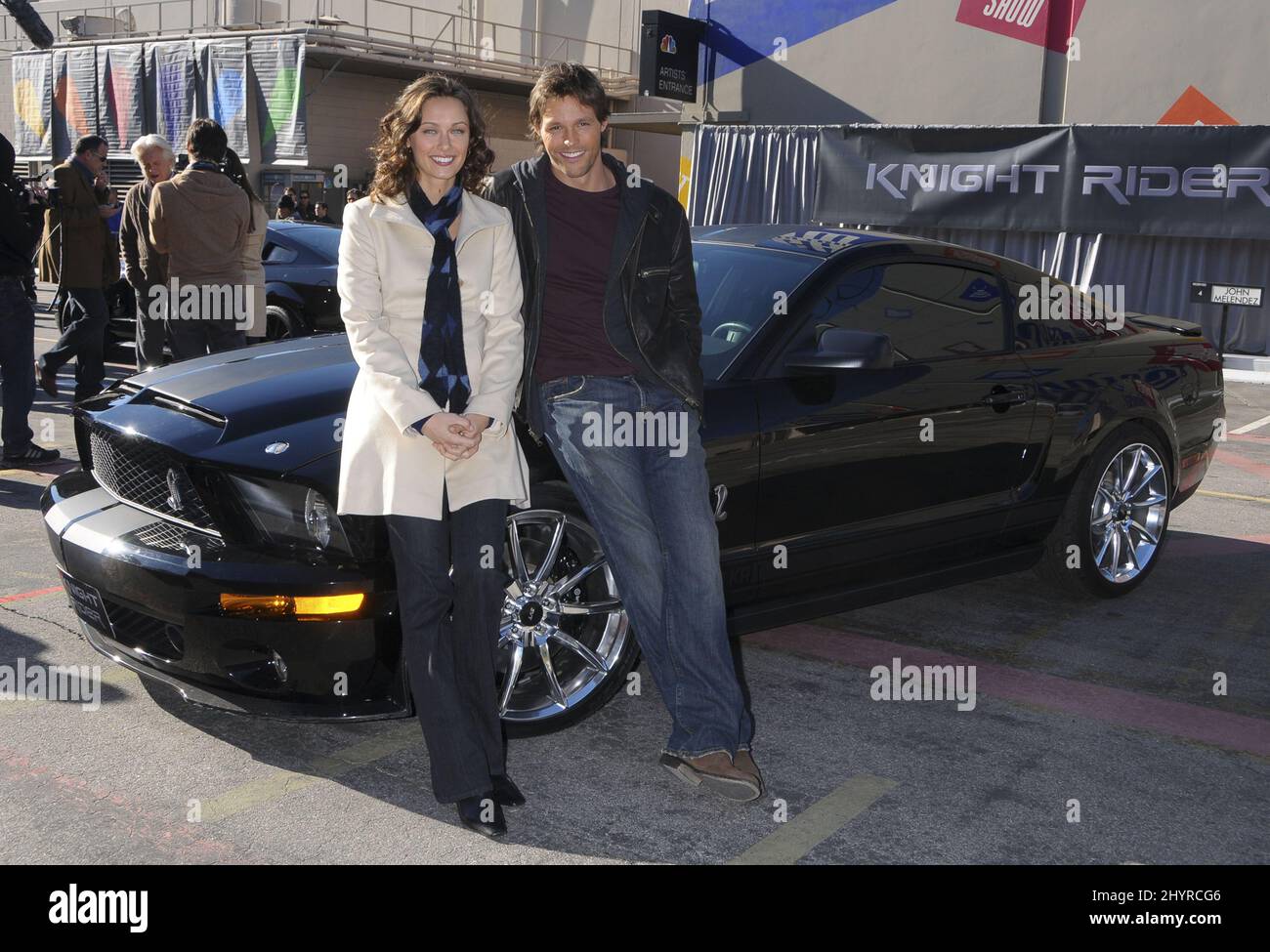 Deanna Russo und Justin Brüning von der Knight Rider-Besetzung präsentieren einen personalisierten KITT Mustang in den NBC Studios, Los Angeles Stockfoto