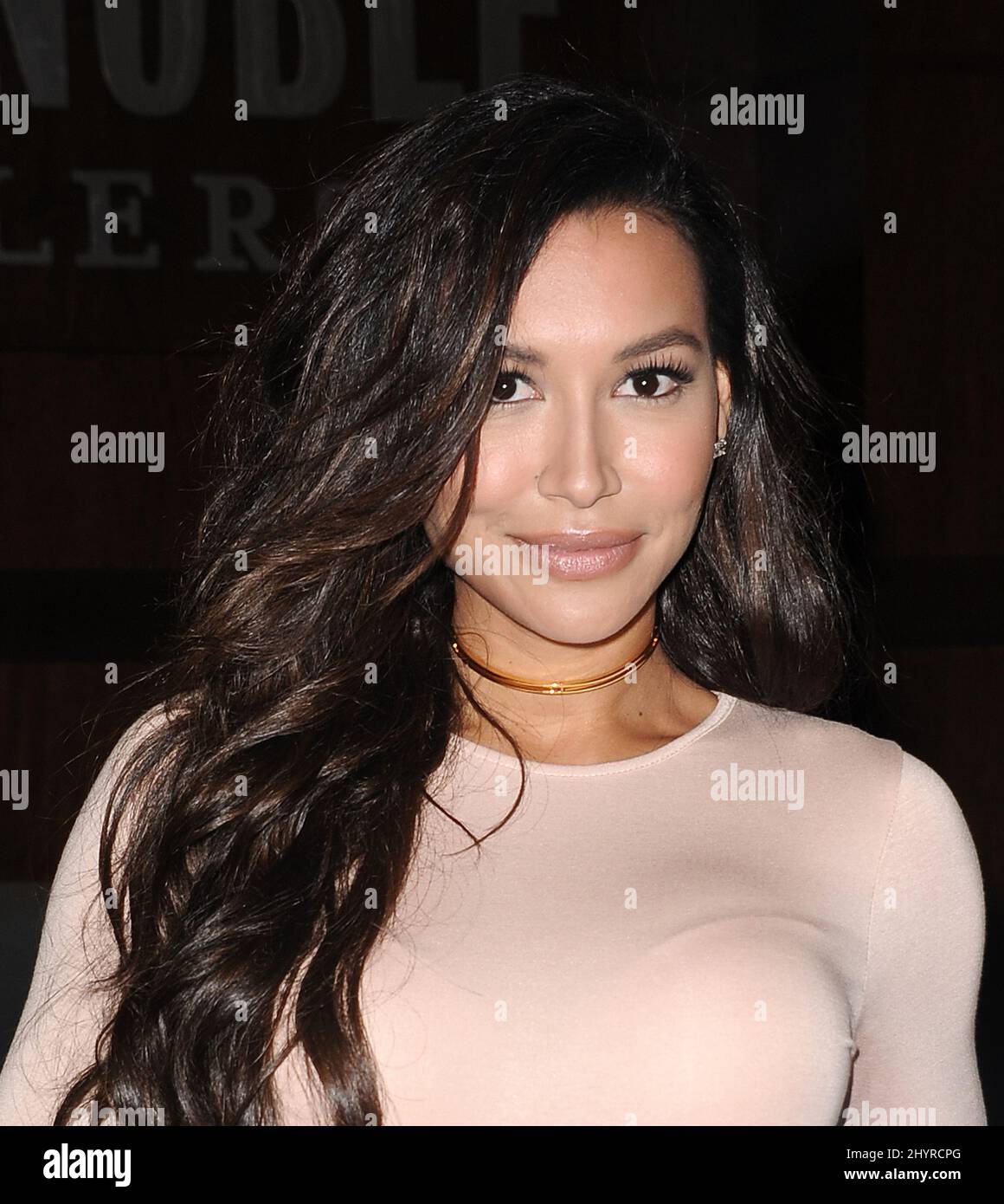 FOTO-DATEI Naya Rivera, die Schauspielerin, die am besten dafür bekannt ist, auf Glee die Cheerleaderin Santana Lopez zu spielen, wurde als tot bestätigt. Rivera, 33, soll beim Schwimmen im See mit ihrem 4-jährigen Sohn ertrunken sein, der auf ihrem Mietponton-Boot eingeschlafen war, nachdem es für die Rückkehr überfällig war. 13. September 2016 Los Angeles, Ca. Naya Rivera Naya Rivera 'tut mir leid, keine Träume, Fehler und Aufwachsen' Buchunterzeichnung bei Barnes and Noble at the Grove Stockfoto