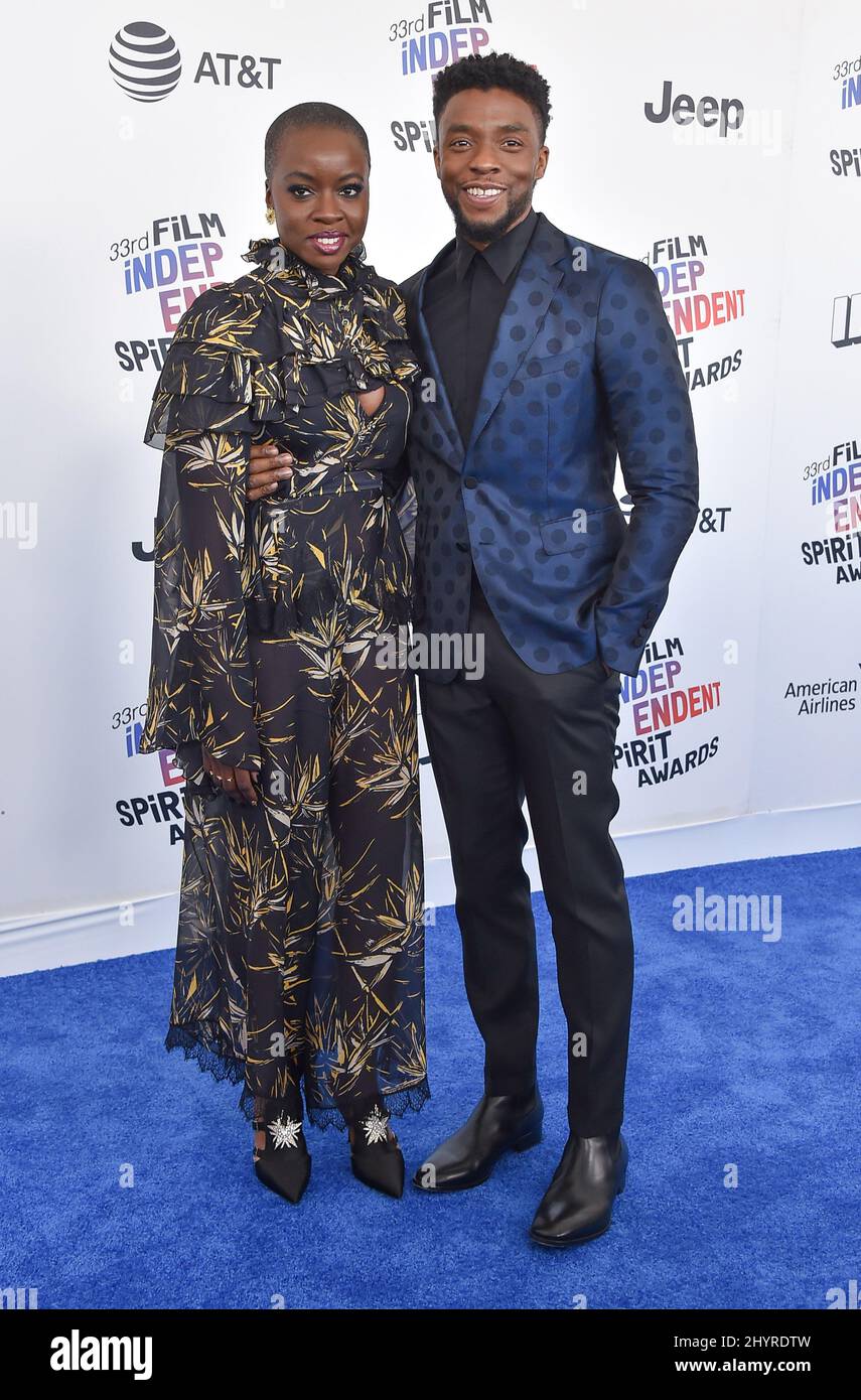 DATEI FOTO: Black Panther Schauspieler Chadwick Boseman ist nach einem vierjährigen Kampf mit Darmkrebs gestorben, sagte seine Familie in einer Erklärung. Danai Gurira und Chadwick Boseman bei den Film Independent Spirit Awards 2018, die am 3. März 2018 in einem Zelt am Strand von Santa Monica, CA, verliehen wurden. Stockfoto