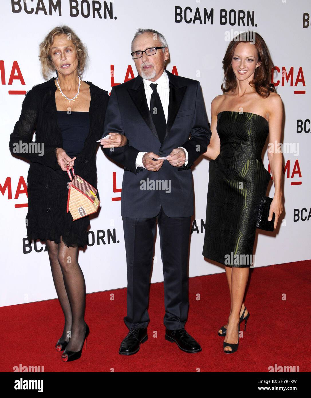 Lauren Hutton, Dennis Hopper und Victoria Duffy nehmen an der Eröffnungsfeier des Broad Contemporary Art Museum an der LACMA in Los Angeles, CA, Teil. Stockfoto