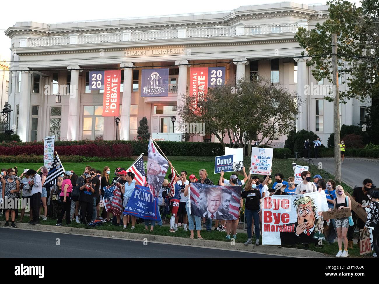 Anhänger und Demonstranten des Präsidenten vor der Belmont University, wo die zweite und letzte Präsidentschaftsdebatte am 22. Oktober 2020 in Nashville, TN, stattfinden wird. Stockfoto