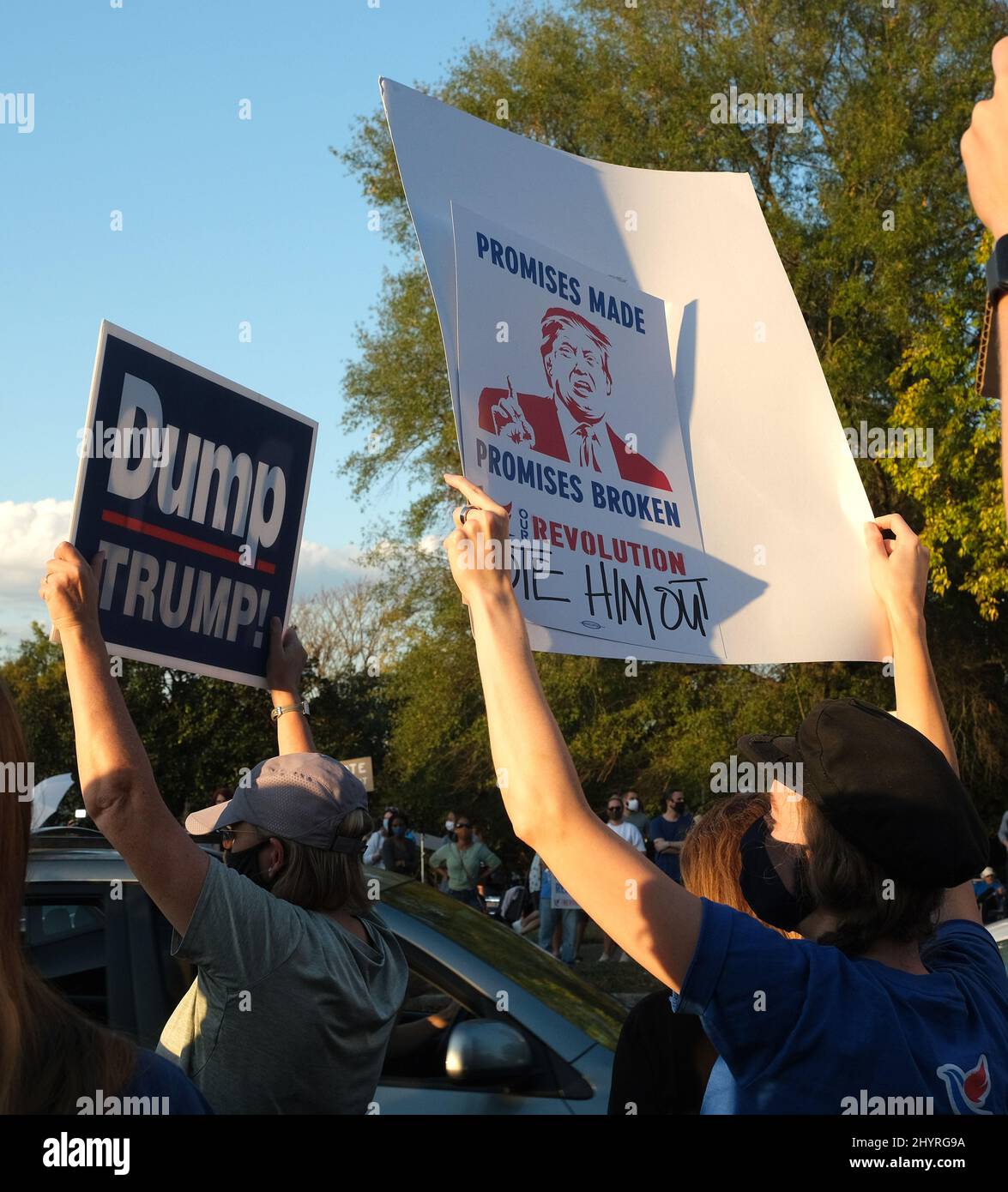 Anhänger und Demonstranten des Präsidenten vor der Belmont University, wo die zweite und letzte Präsidentschaftsdebatte am 22. Oktober 2020 in Nashville, TN, stattfinden wird. Stockfoto