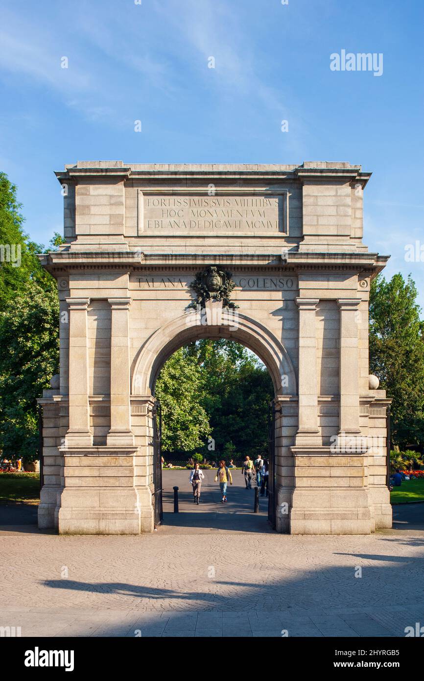 Der Fusiliers' Arch ist ein Denkmal, das Teil des Eingangs zur Grafton Street zum St Stephen's Green Park in Dublin, Irland, ist. Errichtet im Jahr 1907, es Stockfoto