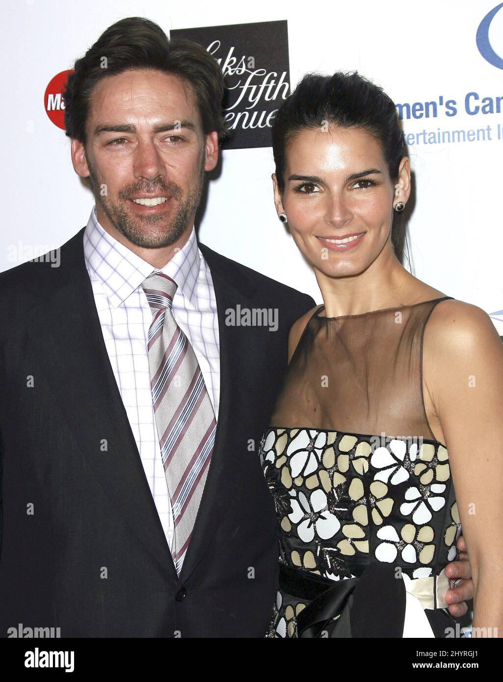 Angie Harmon und Jason Sehorn nehmen am unvergesslichen Abend der Saks Fifth Avenue zum Wohle des EIF Women's Cancer Research Fund im Beverly Wilshire Hotel in Kalifornien Teil. Stockfoto