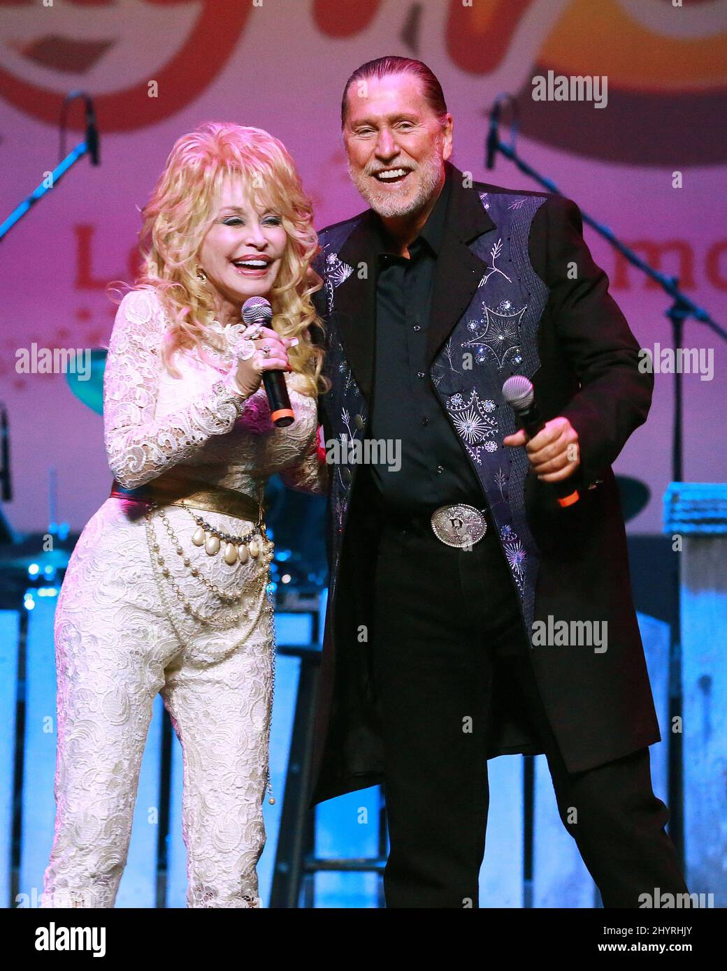 Randy Parton, der amerikanische Singer-Songwriter, Schauspieler und Geschäftsmann, der Bruder von Dolly Parton, starb am Montag im Alter von 67 Jahren in Pigeon Forge, TN. 1. Mai 2015 Pigeon Forge, Tn. Dolly Parton und Randy Parton Dollywood feiern zum 30.. Geburtstag im Dollywood's Celebrity Theatre Stockfoto