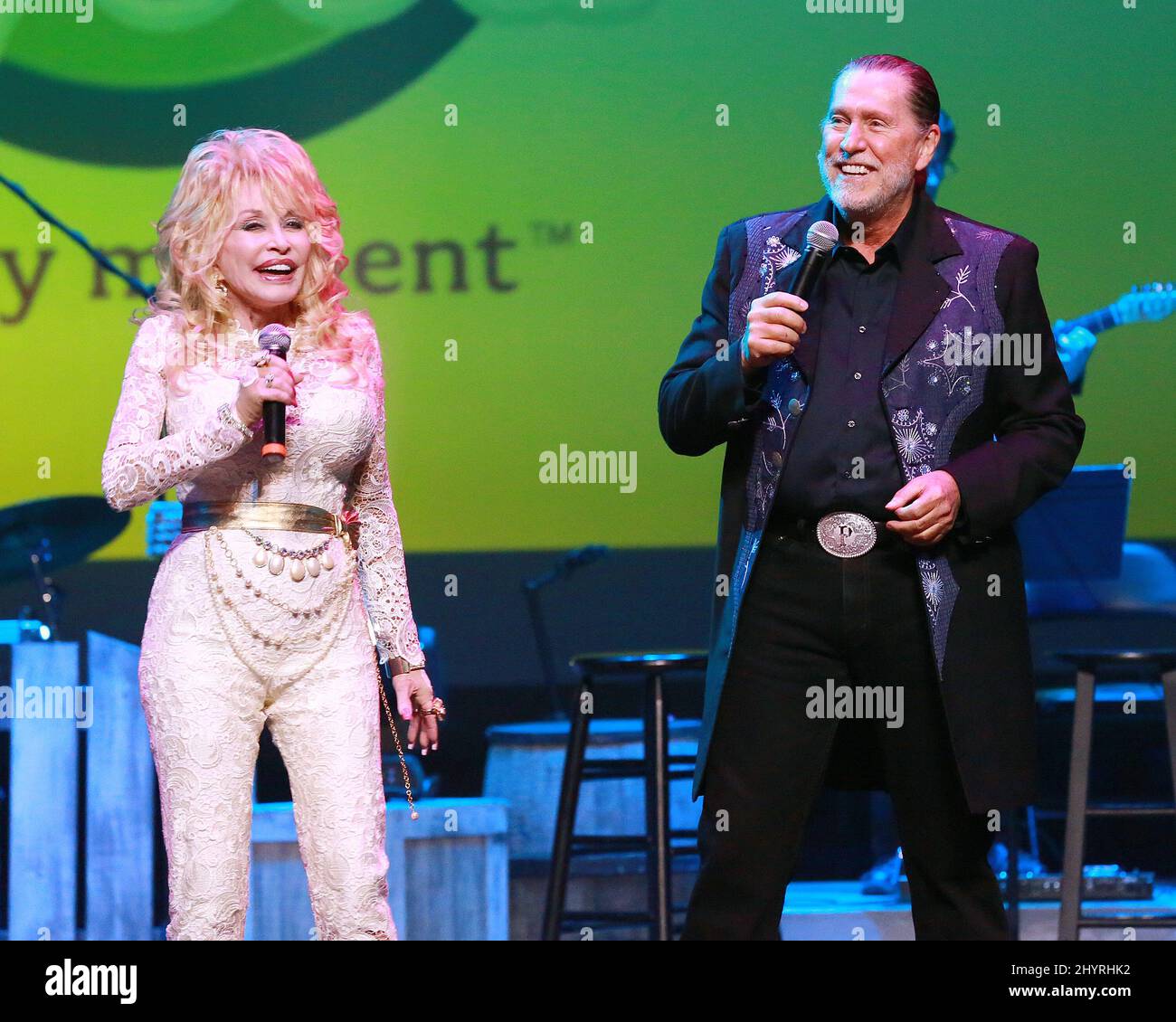 Randy Parton, der amerikanische Singer-Songwriter, Schauspieler und Geschäftsmann, der Bruder von Dolly Parton, starb am 21. Januar 2021 im Alter von 67 Jahren in Pigeon Forge, TN, an Krebs. ( KEINE US-BOULEVARDBLÄTTER) 1. Mai 2015 Pigeon Forge, TN. Dolly Parton und Randy Parton Dollywood feiern zum 30.. Geburtstag im Dollywood's Celebrity Theatre Stockfoto