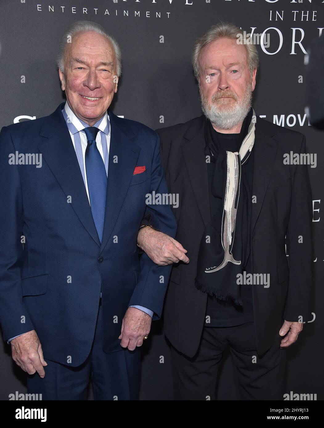 FILE PHOTO: Christopher Plummer, der in Kanada geborene Schauspieler, der in The Sound of Music spielte, starb am Freitagmorgen in seinem Haus in Connecticut. Er war 91 Jahre alt. Christopher Plummer und Ridley Scott bei der Weltpremiere von „All the Money in the World“, die am 18. Dezember 2017 im Samuel Goldwyn Theatre in Westwood, CA, stattfand. Stockfoto