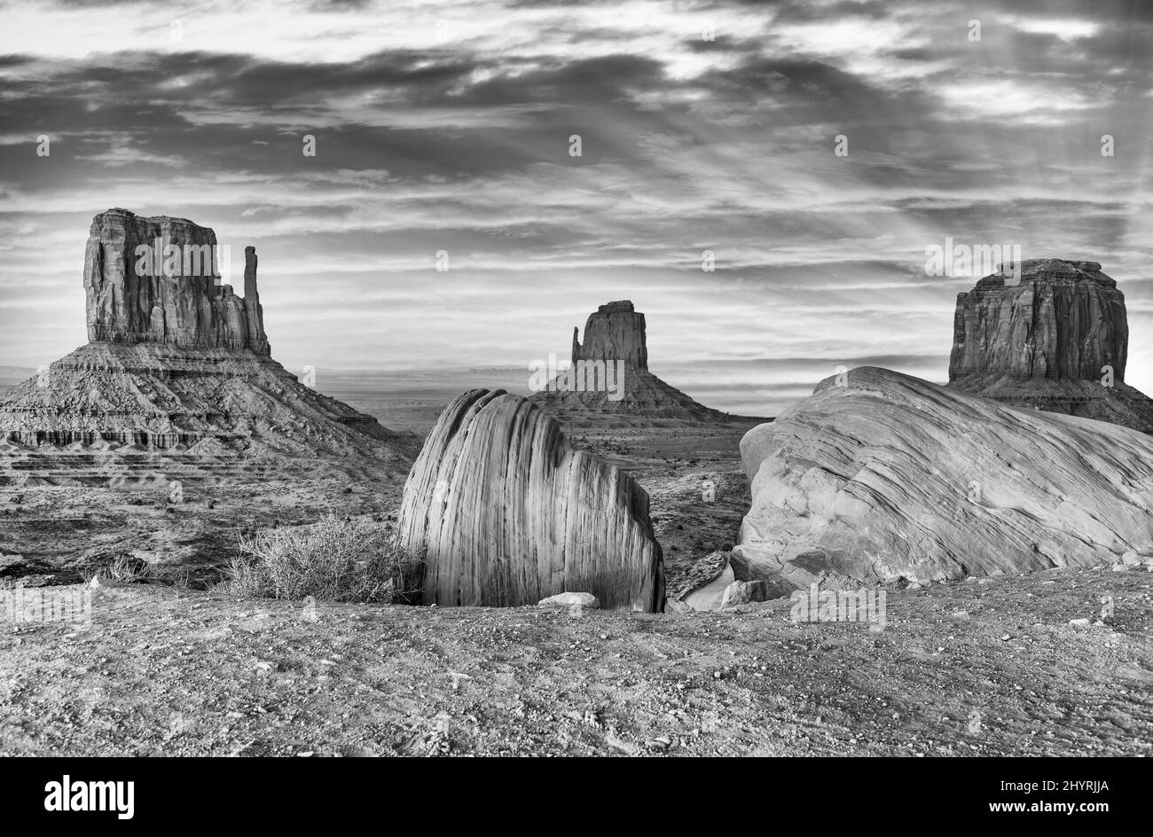 Monument Valley nach Sonnenuntergang, lange Exposition von West- und East mitten Buttes. Stockfoto