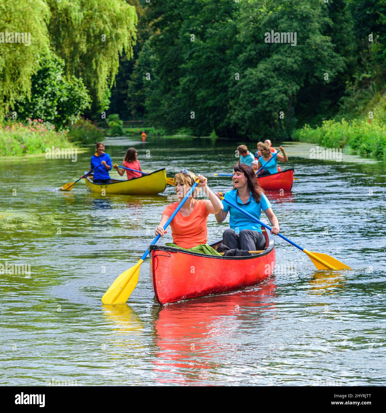 Mehrere Leute machen eine Kanutour auf dem idyllischen Fluss Pegnitz in  franken Stockfotografie - Alamy