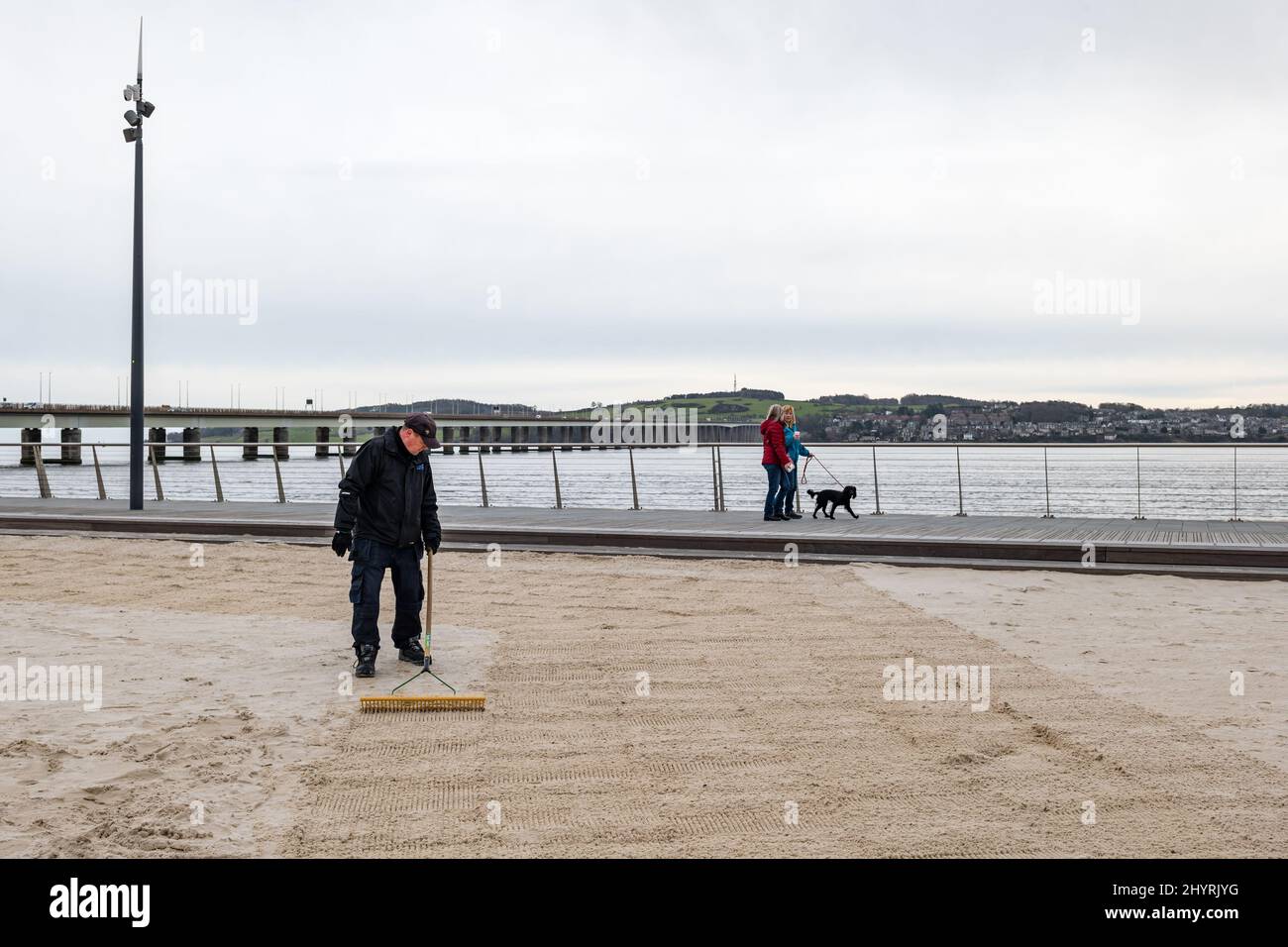 Dundee, Schottland, Großbritannien, 15.. März 2022. UK Wetter: Städtischer Strand Wartung: Steve reckt den Sand täglich am Stadtstrand am Wasser Stockfoto