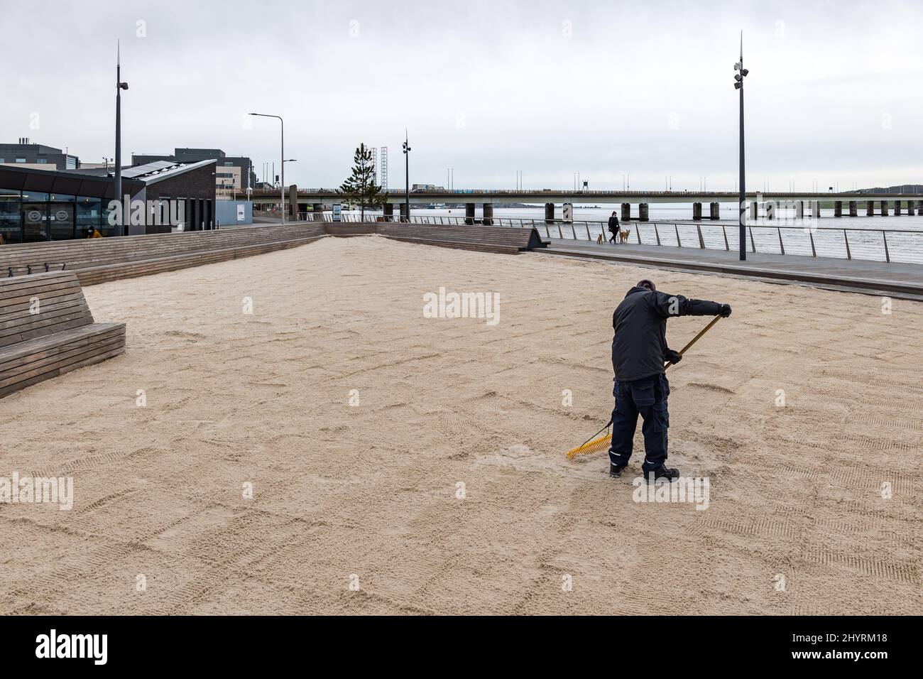 Dundee, Schottland, Großbritannien, 15.. März 2022. UK Wetter: Städtischer Strand Wartung: Steve reckt den Sand täglich am Stadtstrand am Wasser Stockfoto