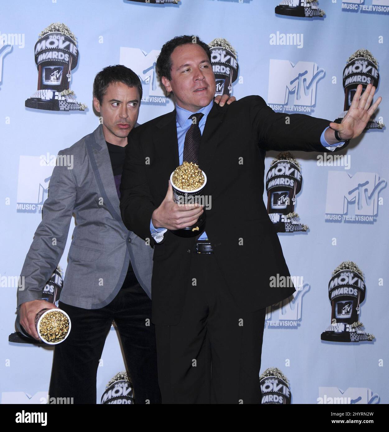 Robert Downey Jr. und Jon Favreau im Presseraum bei den MTV Movie Awards 2008, Universal Studios, Los Angeles. Stockfoto