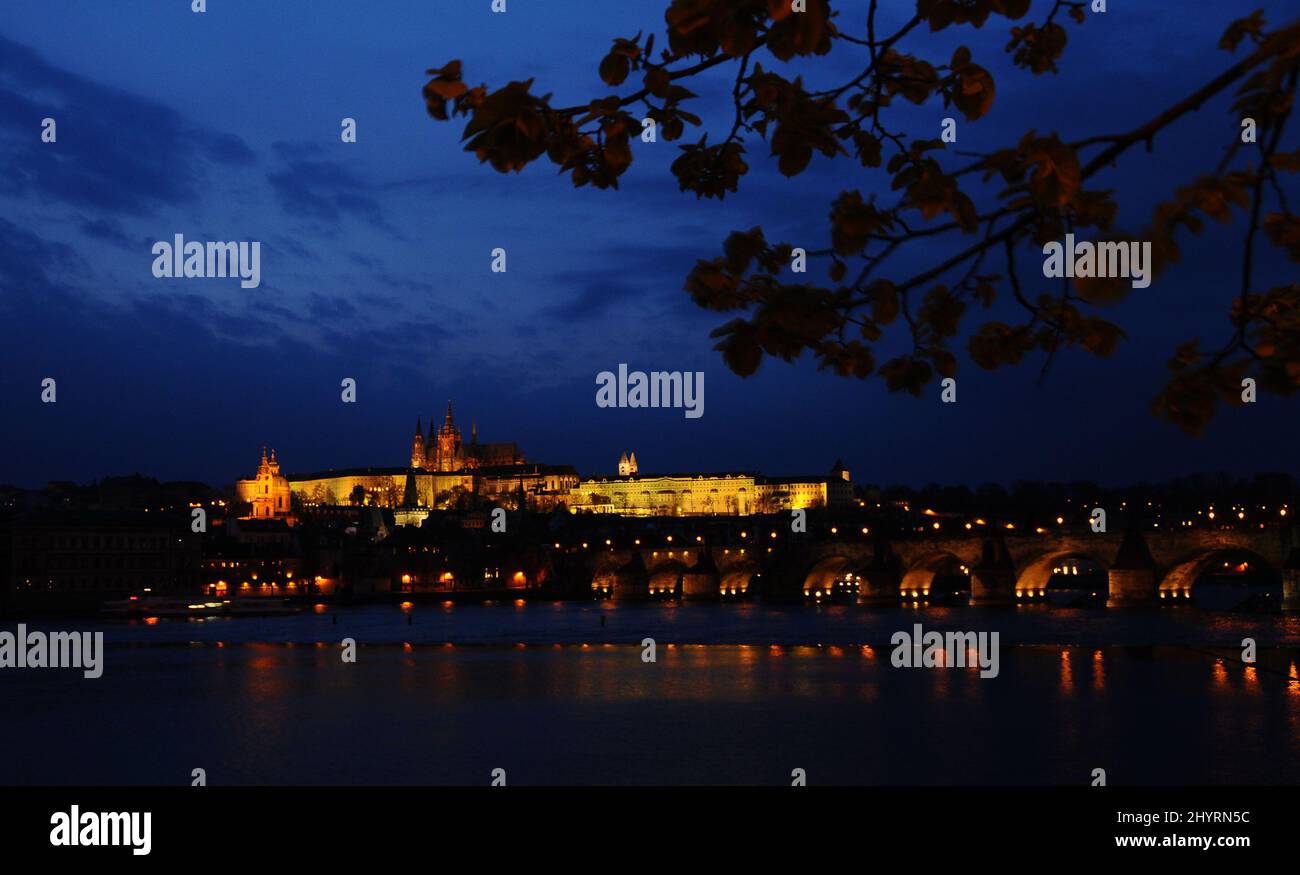 Die Prager Burg ist eine Burg in Prag, wo die tschechischen Könige, die Heiligen Römischen Kaiser und die Präsidenten der Tschechoslowakei und der Tschechischen Republik ihre Büros hatten. Die Karlsbrücke ist eine berühmte historische Brücke, die die Moldau in Prag, Tschechien, überquert. Der Bau begann 1357 unter der Schirmherrschaft von König Karl IV. Und endete Anfang des 15.. Jahrhunderts. Stockfoto