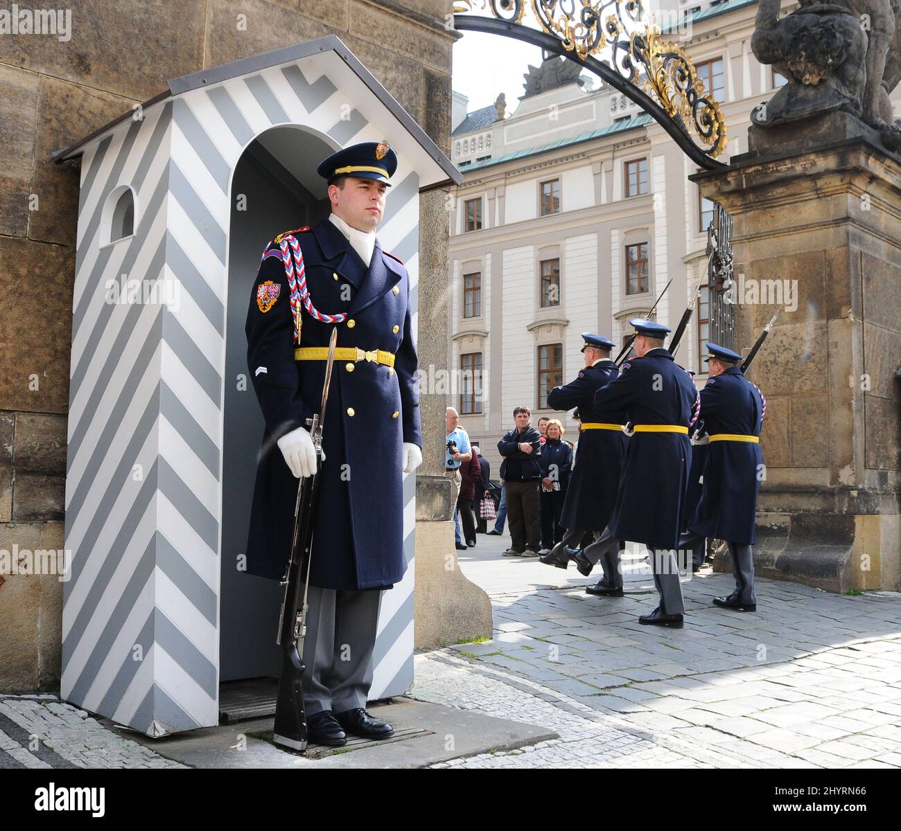 Wachwechsel auf der Prager Burg. Die Prager Burg ist eine Burg in Prag, wo die tschechischen Könige, die Heiligen Römischen Kaiser und die Präsidenten der Tschechoslowakei und der Tschechischen Republik ihre Büros hatten. Hier werden die Kronjuwelen des böhmischen Königreichs aufbewahrt. Die Prager Burg ist eine der größten Burgen der Welt. Stockfoto