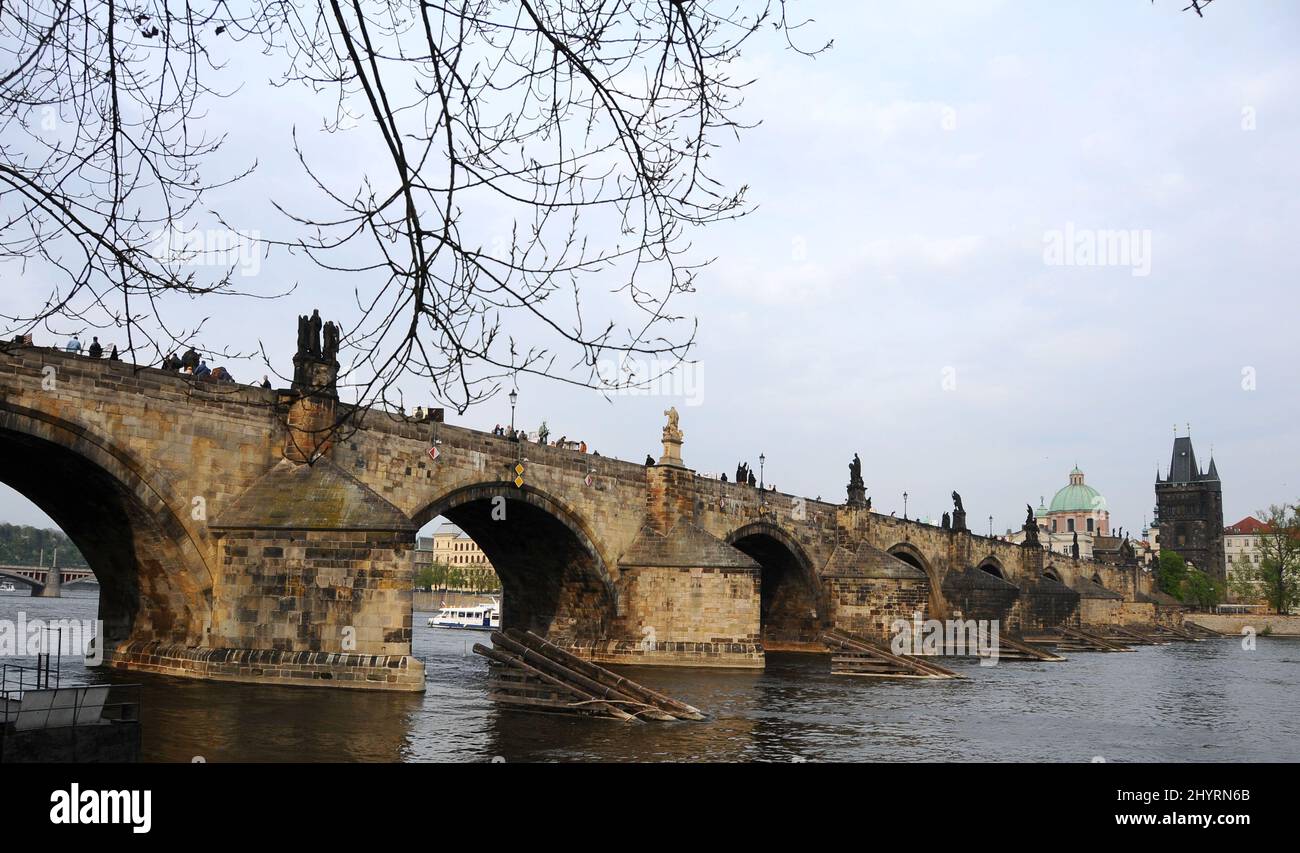 Die Karlsbrücke ist eine berühmte historische Brücke, die die Moldau in Prag, Tschechien, überquert. Der Bau begann 1357 unter der Schirmherrschaft von König Karl IV. Und endete Anfang des 15.. Jahrhunderts. Stockfoto