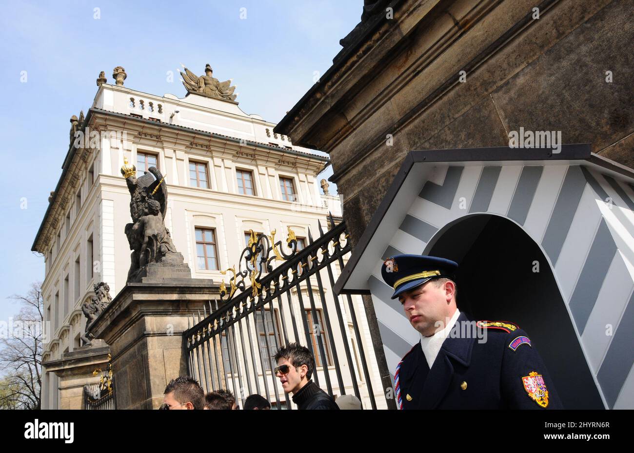 Wachwechsel auf der Prager Burg. Die Prager Burg ist eine Burg in Prag, wo die tschechischen Könige, die Heiligen Römischen Kaiser und die Präsidenten der Tschechoslowakei und der Tschechischen Republik ihre Büros hatten. Hier werden die Kronjuwelen des böhmischen Königreichs aufbewahrt. Die Prager Burg ist eine der größten Burgen der Welt. Stockfoto