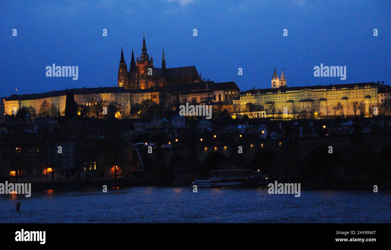 Die Prager Burg ist eine Burg in Prag, wo die tschechischen Könige, die Heiligen Römischen Kaiser und die Präsidenten der Tschechoslowakei und der Tschechischen Republik ihre Büros hatten. Hier werden die Kronjuwelen des böhmischen Königreichs aufbewahrt. Die Prager Burg ist eine der größten Burgen der Welt. Stockfoto