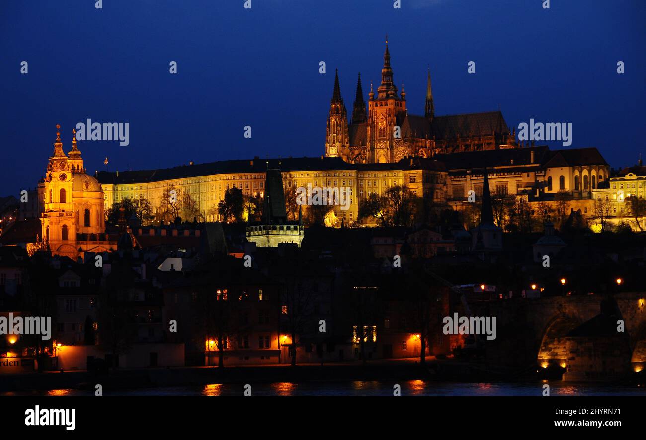 Die Prager Burg ist eine Burg in Prag, wo die tschechischen Könige, die Heiligen Römischen Kaiser und die Präsidenten der Tschechoslowakei und der Tschechischen Republik ihre Büros hatten. Hier werden die Kronjuwelen des böhmischen Königreichs aufbewahrt. Die Prager Burg ist eine der größten Burgen der Welt. Stockfoto