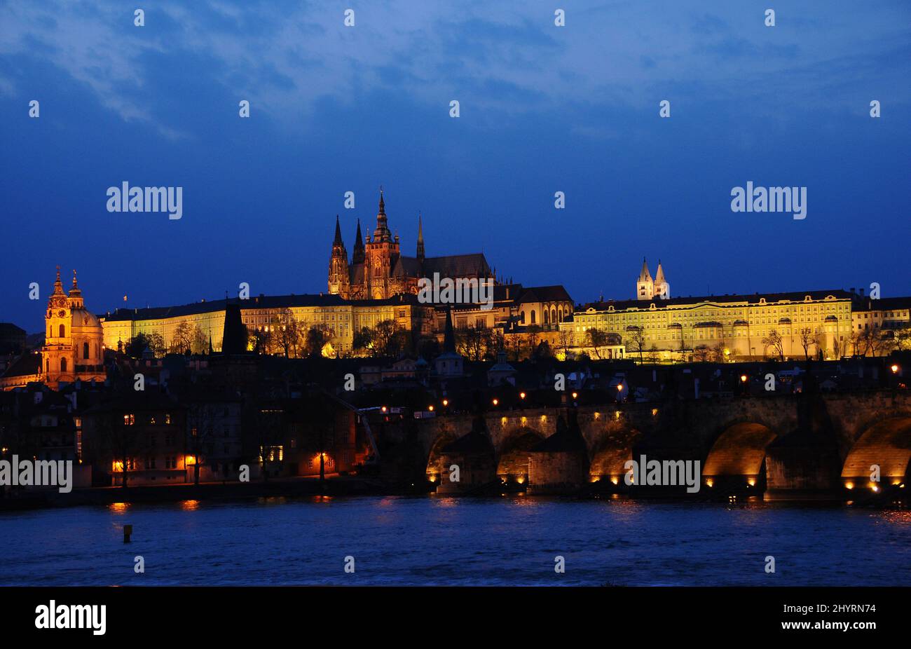 Die Prager Burg ist eine Burg in Prag, wo die tschechischen Könige, die Heiligen Römischen Kaiser und die Präsidenten der Tschechoslowakei und der Tschechischen Republik ihre Büros hatten. Die Karlsbrücke ist eine berühmte historische Brücke, die die Moldau in Prag, Tschechien, überquert. Der Bau begann 1357 unter der Schirmherrschaft von König Karl IV. Und endete Anfang des 15.. Jahrhunderts. Stockfoto