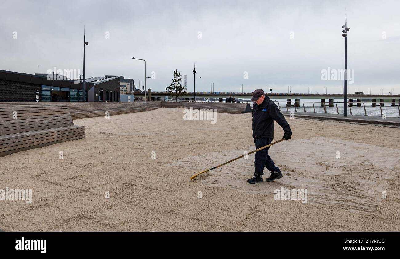 Dundee, Schottland, Großbritannien, 15.. März 2022. UK Wetter: Städtischer Strand Wartung: Steve reckt den Sand täglich am Stadtstrand am Wasser Stockfoto