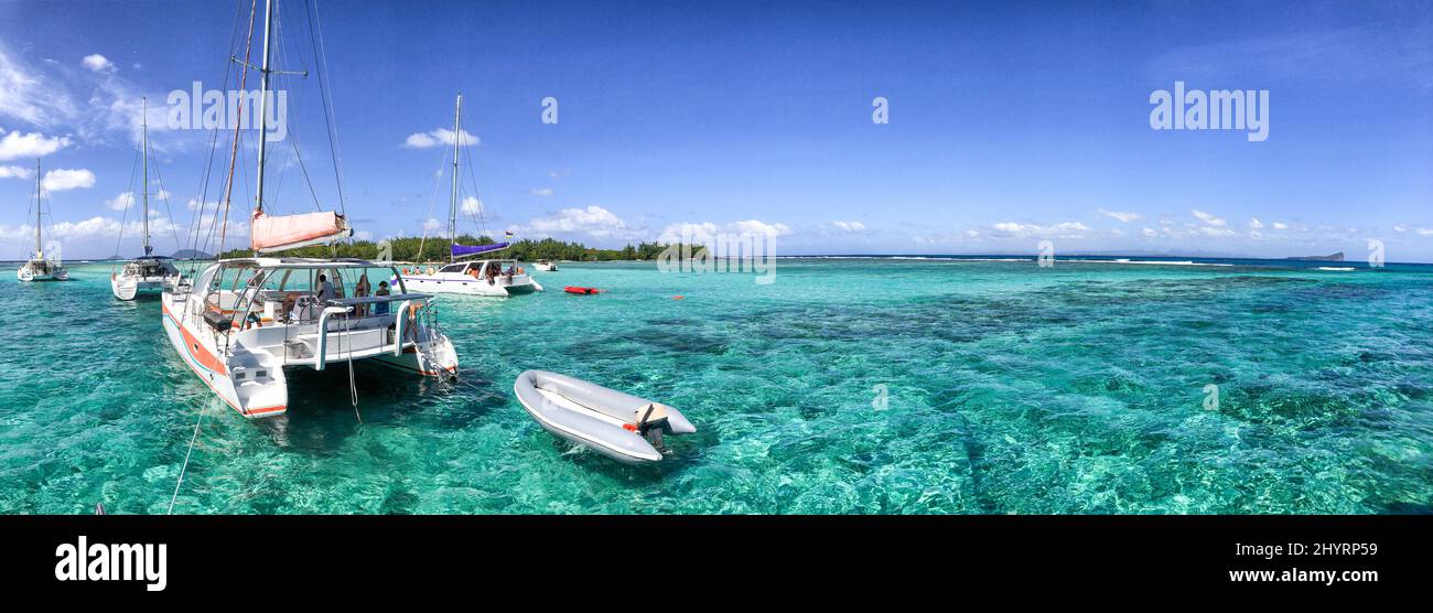 Katamarane in der Nähe von einem schönen Strand verankert, Panoramaaussicht. Stockfoto