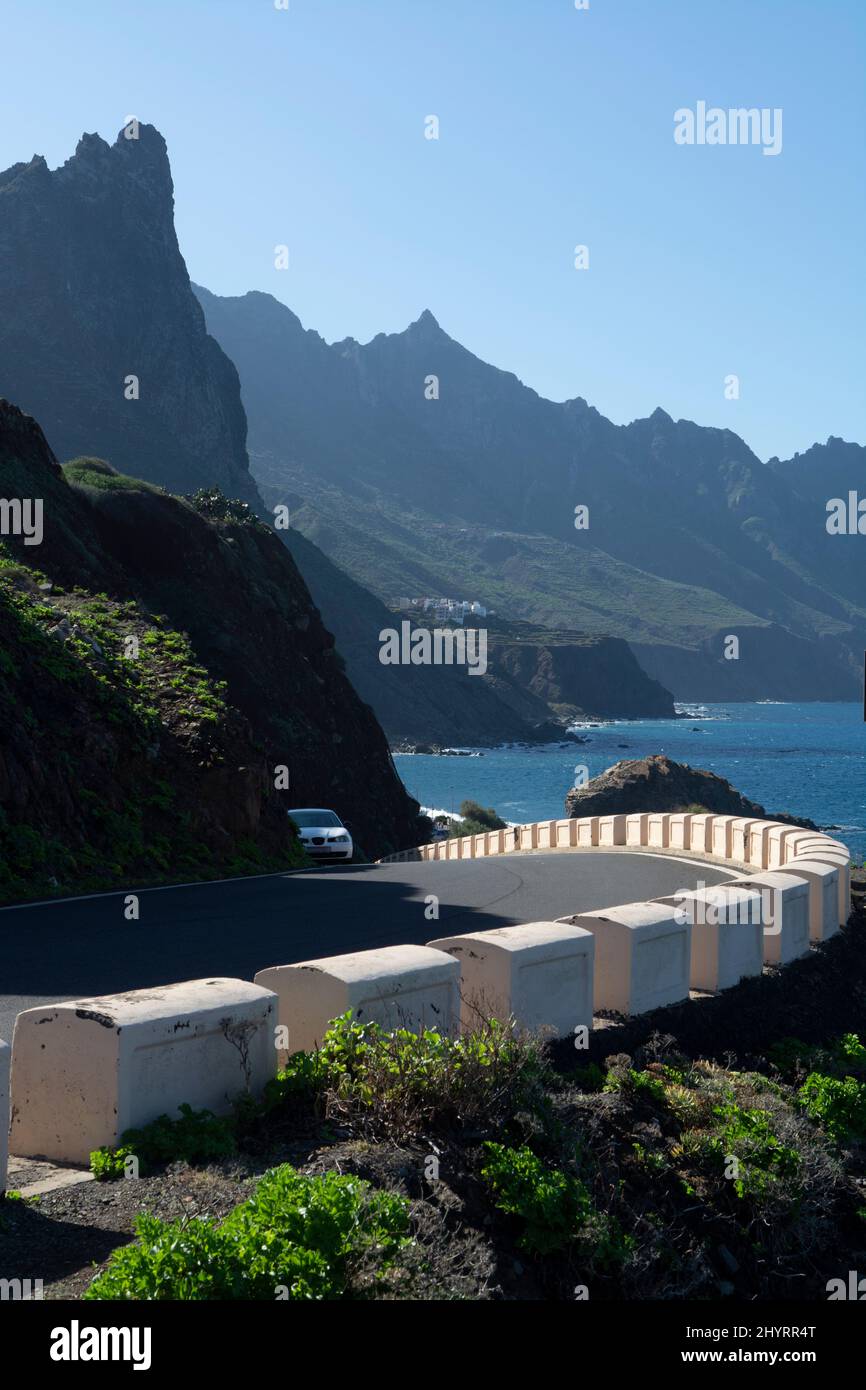 Küstenstraße in der Nähe von Playa del Roque de las Bodegas und blauem Atlantik, Nationalpark Anaga in der Nähe von Tanagana Dorf, nördlich von Teneriffa, Kanarische Inseln Stockfoto