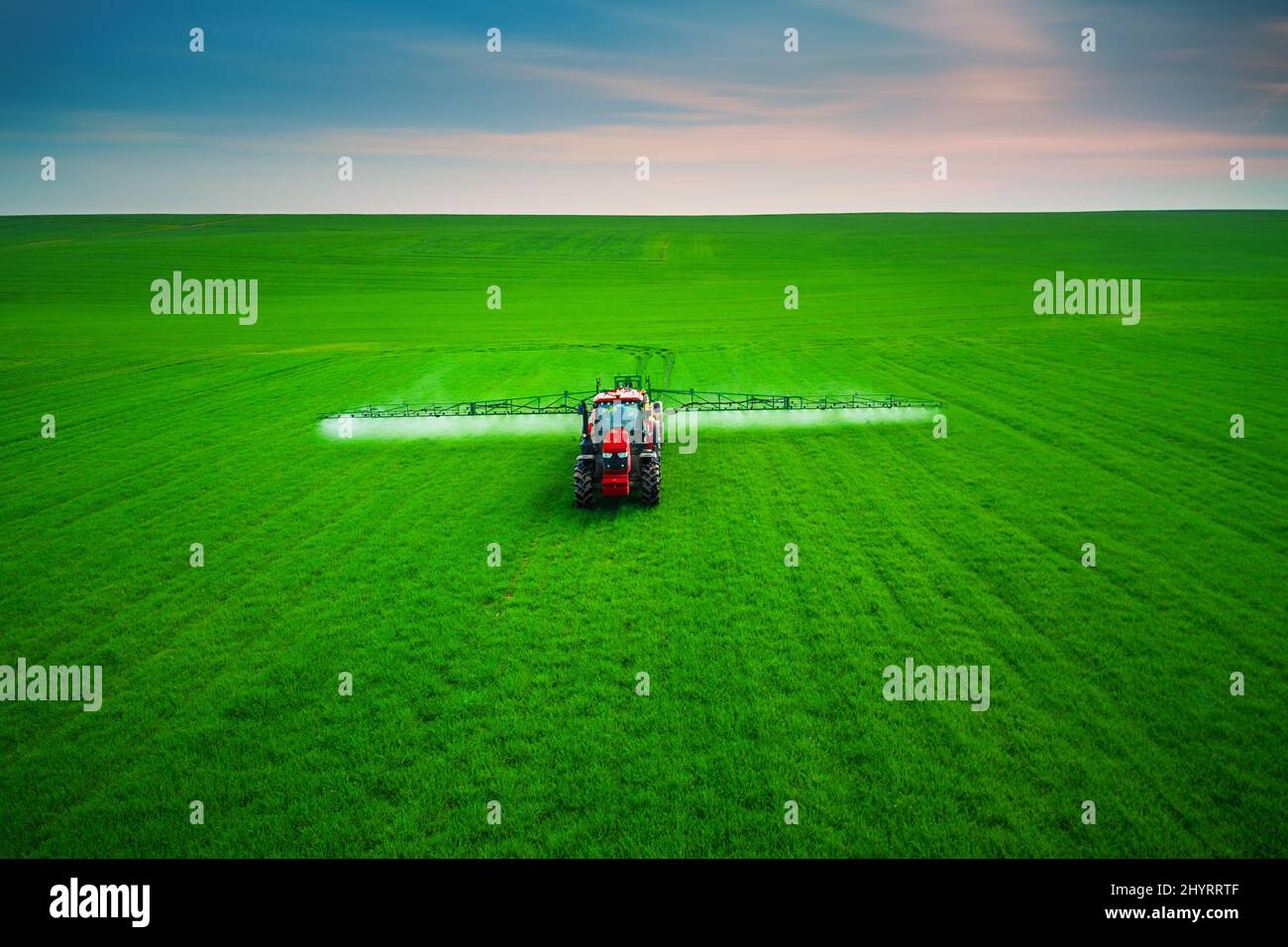 Luftaufnahme von landwirtschaftlichen Traktor Pflügen und Spritzen auf dem Feld. Stockfoto