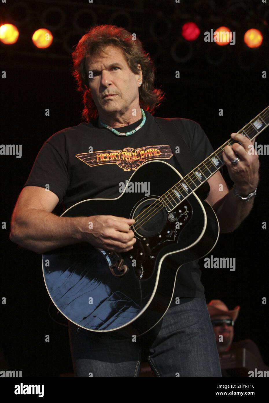 Henry Paul von den Outlaws spielt live auf der Bühne und unterstützt