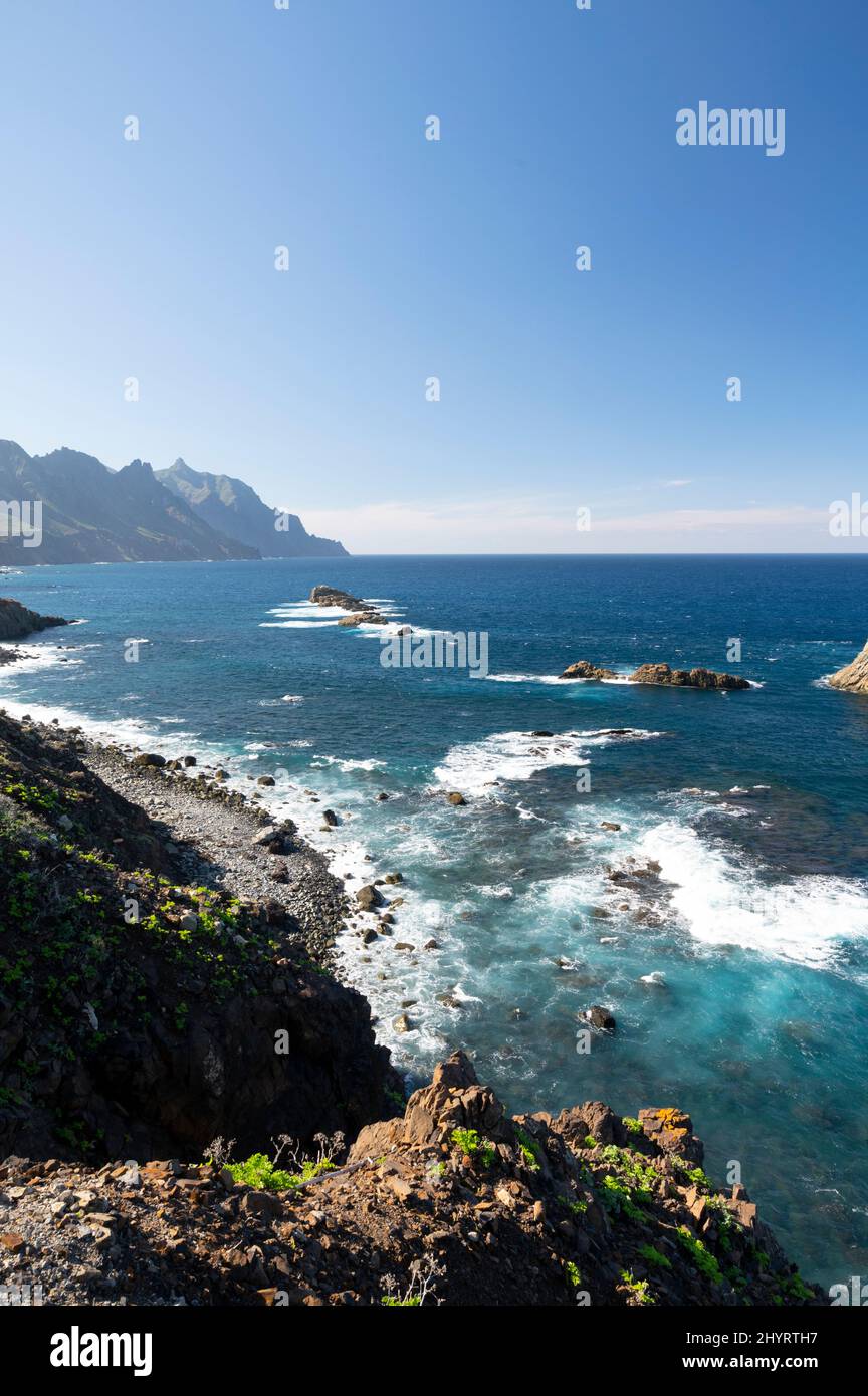 Panoramablick Playa del Roque de las Bodegas und blauer Atlantischer Ozean, Nationalpark Anaga in der Nähe von Tanagana Dorf, nördlich von Teneriffa, Kanarische Inseln, Stockfoto