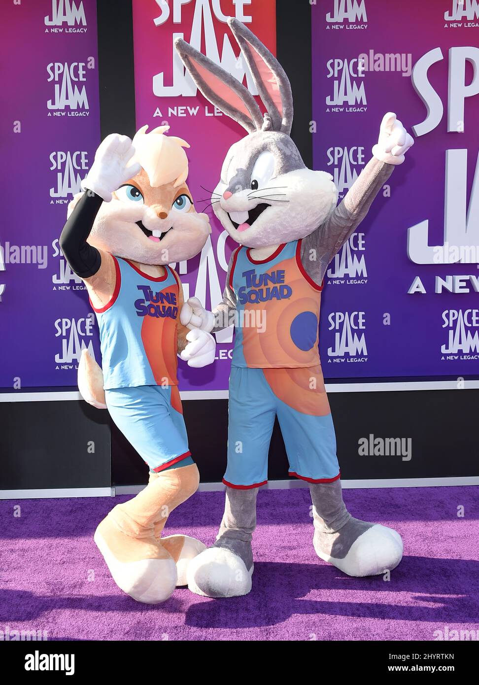 Lola und Bugs Bunny bei der Weltpremiere von „Space Jam: A New Legacy“, die im Regal Cinemas L.A. stattfand Live am 12. Juli 2021 in Los Angeles, CA. Stockfoto